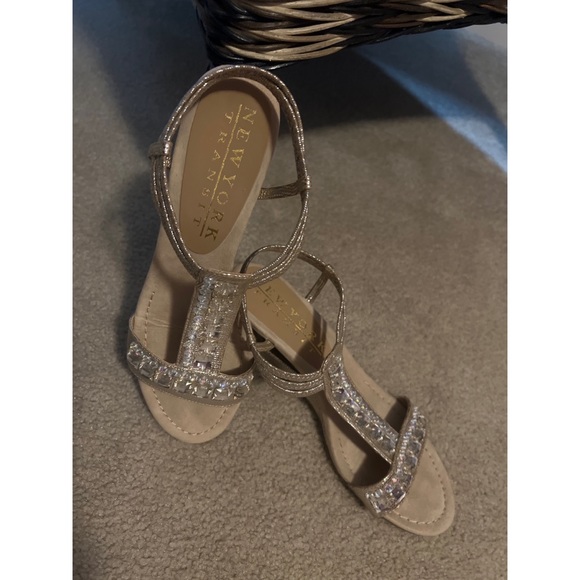 Womens formal shoes, New York Transit gold/champagne in color - Picture 2 of 3